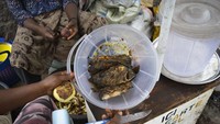 Makanan yang disebut sebagai fast food di sini bukanlah ayam goreng renyah, atau burger. Melainkan ikan yang digoreng hingga garing. Foto: Istimewa