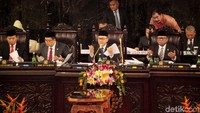 Ketua MPR Zulkifli Hasan membuka sidang paripurna akhir masa jabatan MPR tersebut. Ia pun menyampaikan duka cita atas meninggalnya 2 mahasiswa Universitas Halu Oleo Kendari dalam aksi demonstrasi. Dia turut berharap Presiden Joko Widodo (Jokowi) dapat menerima aspirasi dari mahasiswa yang berdemo beberapa waktu terakhir ini.