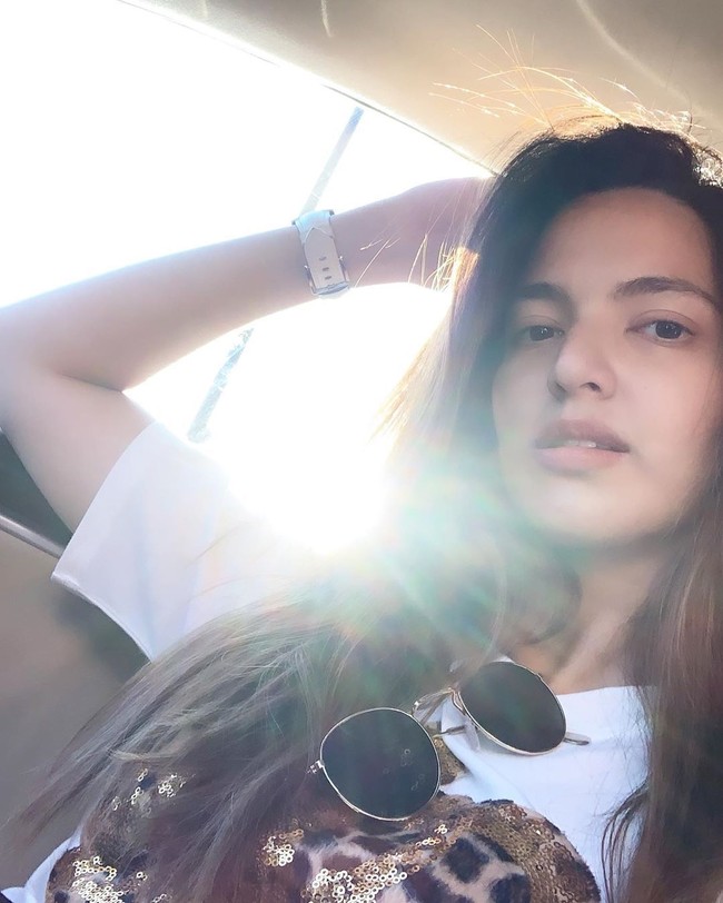 Nia Ramadhani biasanya memilih tampil tanpa makeup saat menjalani kegiatan sehari-hari bersama keluarga. Hampir setiap hari bekerja syuting acara televisi, Nia memilih mengistirahatkan wajahnya dari makeup di hari liburnya. Foto: Instagram @ramadhaniabakrie