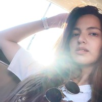 Nia Ramadhani biasanya memilih tampil tanpa makeup saat menjalani kegiatan sehari-hari bersama keluarga. Hampir setiap hari bekerja syuting acara televisi, Nia memilih mengistirahatkan wajahnya dari makeup di hari liburnya. Foto: Instagram @ramadhaniabakrie