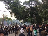 Rusuh saling lempar demo dekat gedung DPRD Medan