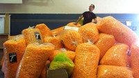 Beli 1 atau 2 dus Cheetos sudah biasa, tapi begini jadinya kalau membeli banyak karung isi Cheetos. Bisa buat ngemil berapa orang nih? Foto: Istimewa