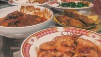 Masakan bundo, tulis Ellen pada caption fotonya. Ternyata ibu Ellen jago masak nih. Ada menu udang balado, ikan goreng, tumisan dan sambal.  Foto: Instagram @ellenlivi