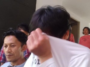 Mempertanyakan Penangkapan Dandhy-Ananda Saat Gelap Gulita