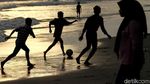 Asyiknya Anak-anak Bermain Bola di Kala Matahari Terbenam