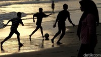 Ombak yang menghampiri pantai tak mengganggu permainan anak-anak tersebut.