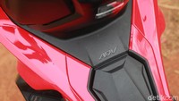 Dari bagian tengah ke belakang, ADV 150 memiliki desain yang kokoh. Tangkinya ada di bawah dek depan dan joknya pakai model bertingkat. Menambah aura sporty, ADV 150 juga sudah memakai behel model tanduk.