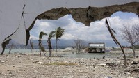 Suasana dari balik puing sisa gempa dan tsunami Palu dan Donggala di Pantai Lere, Palu, Sulawesi Tengah. Istimewa/Antara Foto/Oscar Motuloh.