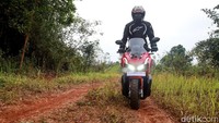 Honda ADV 150 dilengkapi fitur-fitur dan teknologi yang dibutuhkan. Dari segi pencahayaan, motor ini sudah dilengkapi LED mulai lampu depan, lampu rem, hingga lampu seinnya. Bahkan juga sudah ada DRL (Day Running Light) yang membuat kesan modern.