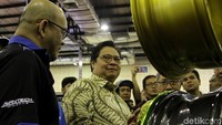 Airlangga pun turut menyambangi booth dari pelaku industri pendukung kreatif modifikasi.