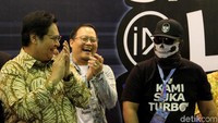 Sebelum mengakhiri kunjungannya, Airlangga pun juga sempat melihat hasil modifikasi yang dikompetisikan antara Fitra Eri, Ridwan Hanif, dan Motomobi.