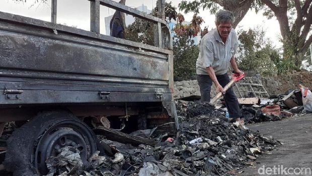 Kakek Muallimin (63) menjadi korban setelah bengkel tambal ban miliknya terbakar saat demo ricuh di Makassar, Sulsel. 