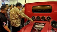 Menperin Airlangga pun turut melihat modifikasi pikap Suzuki Carry yang ditampilkan di pameran modifikasi kendaraan tersebut. Gelaran kedua IMX kali ini mengusung tema The Power of Collaboration yang mengajak industri aftermarket di Indonesia.