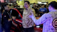 Airlangga juga turut melihat booth aksesoris pencahayaan yang berada di pameran tersebut.