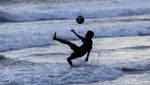 Asyiknya Anak-anak Bermain Bola di Kala Matahari Terbenam