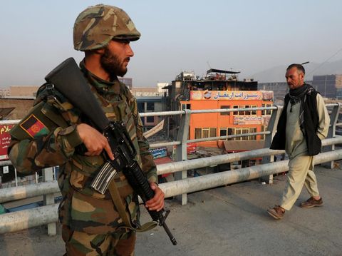 Personel militer Afghanistan juga dikerahkan untuk menjaga keamanan saat pilpres digelar