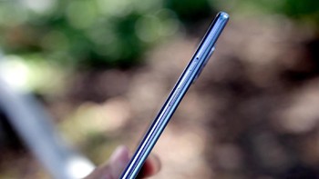 Dengan teknologi pengisian cepat Warp Charge 30T, membuat teknologi dapat terisi 70% hanya setengah jam. Foto: Engadget