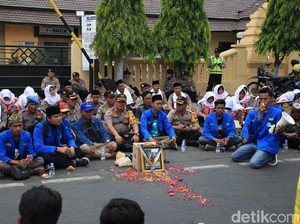 Disambut Asmaul Husna, Demo Mahasiswa di Jombang Jadi Adem