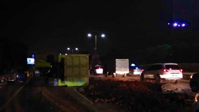 Truk Bermuatan Tanah Terguling di Tol Cengkareng arah Bandara Soetta Truk Bermuatan Tanah Terguling di Tol Cengkareng arah Bandara Soetta