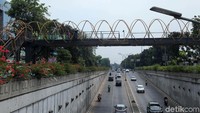 Sejumlah pekerja nampak sedang mengerjakan proyek revitalisasi JPO Pasar Minggu, Jakarta, Sabtu (28/9/2019).
