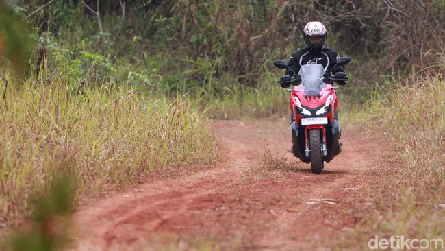 Sehari Bersama Motor Fenomenal Honda ADV 150
