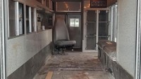 Beginilah tampak dalam mobil karavan tersebut sebelum Michael ubah menjadi rumah minimalisnya. Istimewa/Dok. Boredpanda.