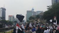 Bendera Tauhid Raksasa Dibentangkan Massa Aksi Mujahid 212 di Patung Kuda