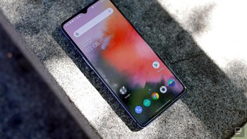 Layar OnePlus 7T lebih unggul. Karena mengusung panel Fluid AMOLED berukuran 6,55 inch. Foto: Engadget