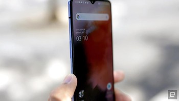 Bila OnePlus 7 mengusung kamera selfie pop-up, OnePlus 7T mengusung notch tetesan air. Foto: Engadget