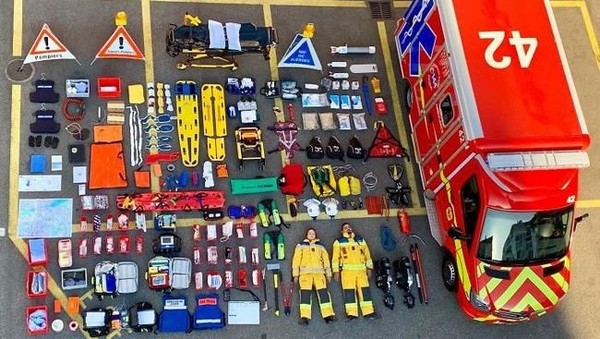 Membongkar Isi Dalam Mobil Ambulans, Polisi dan Pemadam