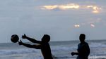 Asyiknya Anak-anak Bermain Bola di Kala Matahari Terbenam