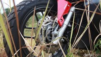 Soal fitur keamanan, Honda ADV 150 sudah memiliki pilihan teknologi ABS yang mencegah roda motor mengunci saat dilakukan panic braking. Selain itu, ada fitur ESS (Emergency Stop Signal) pada tipe ABS.