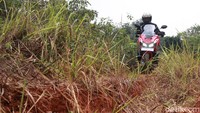Honda ADV 150 menggendong mesin 150 cc berpendingin cairan dengan teknologi eSP dan sistem pembakaran injeksi PGM-FI. Torsi mesin Honda ADV 150 sedikit lebih besar daripada Honda PCX 150. Memang tak terlalu signifikan, namun setidaknya menurut pengalaman kami akselerasinya lebih baik daripada Honda PCX 150, meski tidak lebih baik dari kompetitornya.