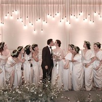 Raisa dan Hamish Daud yang menggelar resepsi pernikahan di Grandballroom Hotel Ayana MidPlaza, Jakarta pada 2017 memilih dekorasi tema rustic untuk menata ruangannya dengan cantik. Tak tampak dekorasi berlebihan, namun pesta pernikahan terlihat indah dan elegan. Foto: Instagram