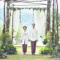 Bagi calon pengantin yang ingin mewujudkan konsep pernikahan rustic, pernikahan di alam seperti Andien dan Ippe dapat menjadi inspirasinya. Didekorasi oleh Airy Design, seluruh detail seperti menyatu dengan alam. Tak ada bunga mawar, melainkan daun-daun dan kayu mendominasi. Foto: Instagram