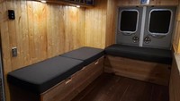 Michael sendiri sudah lama menginginkan rumah pribadi. Karena keterbatasan biaya, akhirnya ia bertekad menyulap karavan tuanya menjadi hunian nyaman. Istimewa/Dok. Boredpanda.