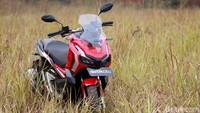 Honda juga menyematkan teknologi ISS (Idling Stop System) yang membuat mesin mati otomatis saat berhenti, dan menyala kembali hanya dengan memutar tuas gas.