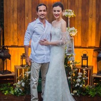 Menikah secara sederhana, pasangan artis Kimberly Ryder dan Edward Akbar juga mengusung gaya serupa untuk pesta pernikahan mereka. Dekorasi pernikahan Kimberly dan Edward pun dibuat minimalis dengan tema rustic vintage. Tampak penggunaan kayu sebagai latar area pelaminan ditambah lampu-lampu yang diletakkan di atas kotak kayu. Foto: Instagram