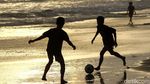 Asyiknya Anak-anak Bermain Bola di Kala Matahari Terbenam