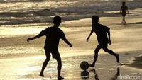 Asyiknya anak-anak di Pulau Simeulue, Aceh, bermain bola. Satu per satu lawan digocek demi mendapatkan angka.