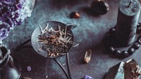 Sebut saja peralatan santet, bisa kamu temui di dalam bagian sasana kesehatan tradisional. Bukannya musrik, tapi santet memang ada kaitannya dengan budaya dan perjalanan medis Indonesia (iStock)