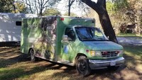 Mobil bermerk Ford E-350 1992 ini dulunya digunakan sebagai ambulans kota kecil di Tennessee. Lalu, mobil ini juga sempat digunakan sebagai mesin penggulung rumput sintetis. Istimewa/Dok. Boredpanda.