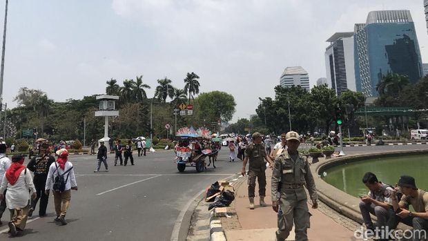 Beberapa massa bergerak menuju Masjid Istiqlal untuk salat zuhur