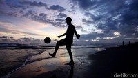 Seorang anak bermain bola di pinggir Pantai Lantik, Teupah Barat, Pulau Simeulue, Aceh.
