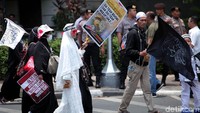 Massa menuju Masjid Istiqlal untuk menunaikan ibadah salat zuhur.