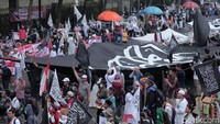 Massa aksi Mujahid 212 itu pun membentangkan bendera tauhid dengan ukuran besar di Patung Kuda, Silang Monas, Jakarta. Bendera tersebut diangkat ramai-ramai oleh massa aksi.