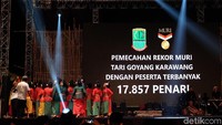 Dalam festival itu, sebanyak 17.857 penari serentak bergoyang hingga memecahkan rekor MURI kriteria tari massal terbanyak. (Foto: Luthfiana Awaluddin/detikcom)