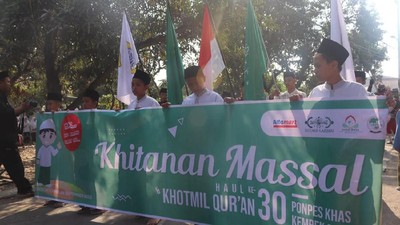 Puluhan Anak-anak Ikut Khitanan Massal di Cirebon