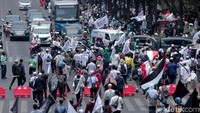 Pantauan detikcom di Patung Kuda Arjuna Wiwaha, Jalan Medan Merdeka Barat, Jakarta Pusat, Sabtu (28/9/2019), massa mulai bergerak menuju ke Masjid Istiqlal pada pukul 11.40 WIB.