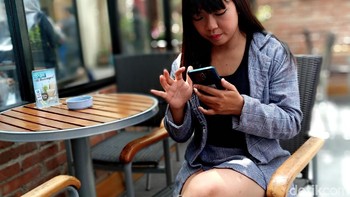 Cocok banget buat saya yang suka selfie, jelas Sally Sophia (22) saat ditanya mengapa membeli perangkat ini. (Aisyah Kamaliah/detikINET)